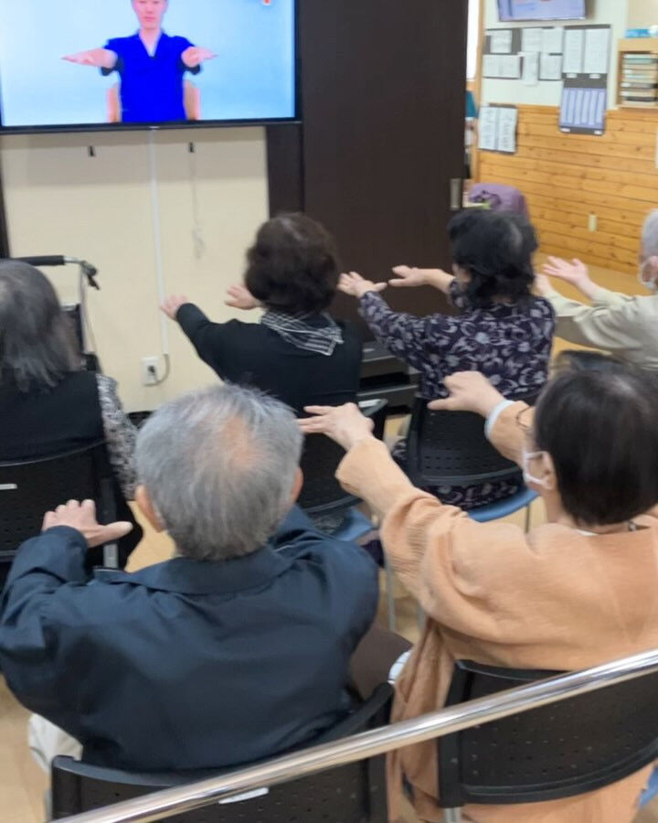 こんにちは😃朝行っている集団体操です🚶