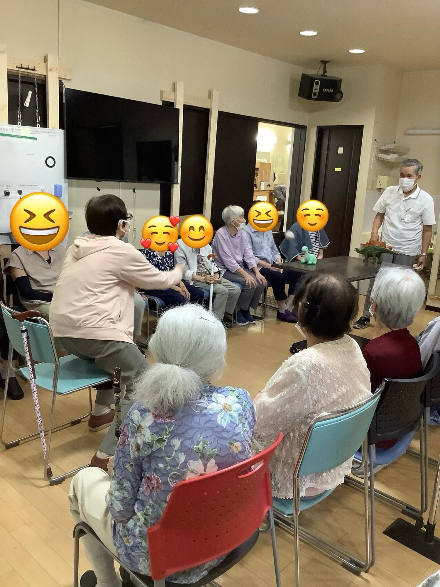 今日も満員御礼!お昼のレクリエーション盛り上がってます
