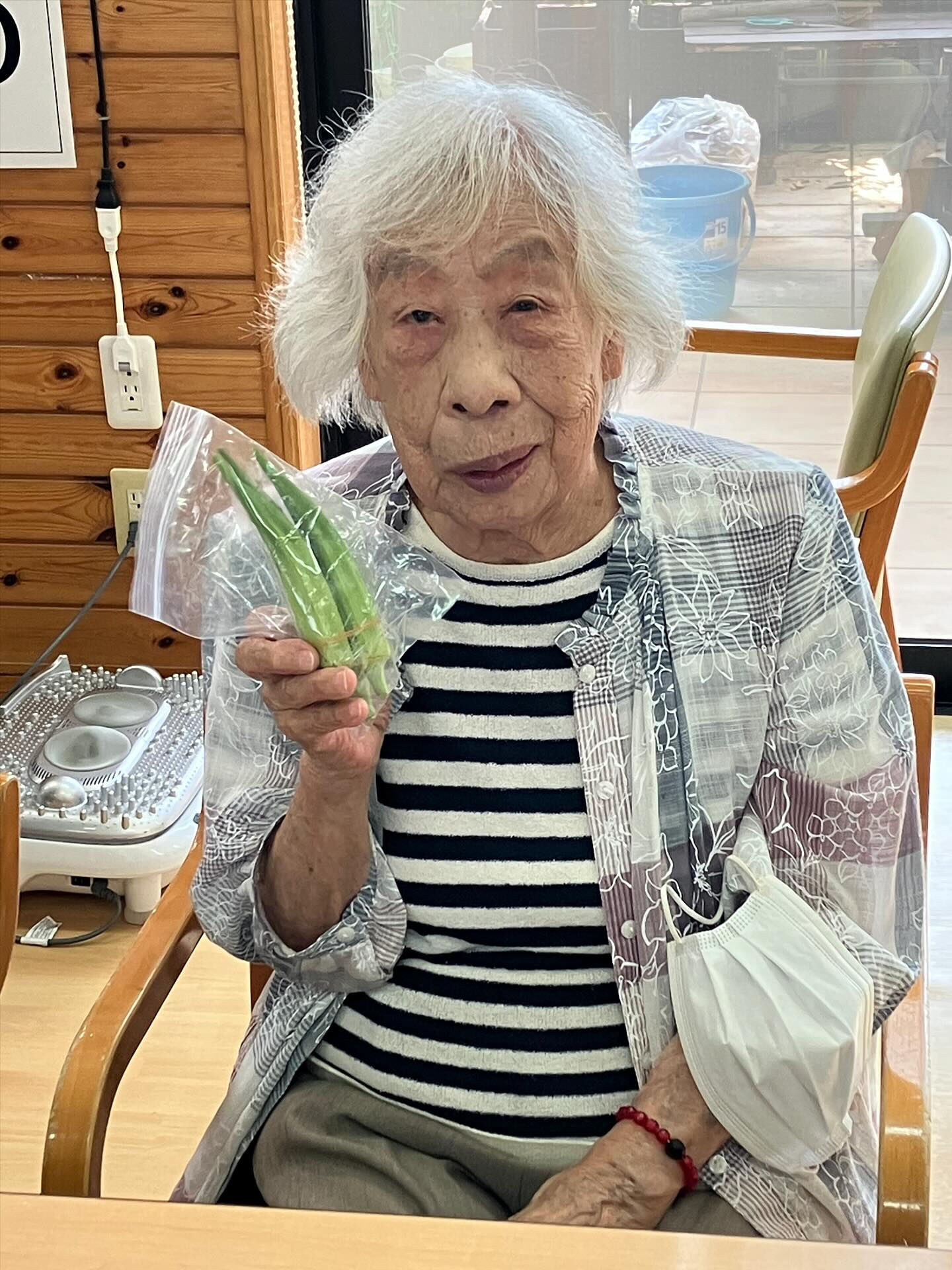デイで育てたオクラの苗をプレゼントした利用者さんがおうちで採