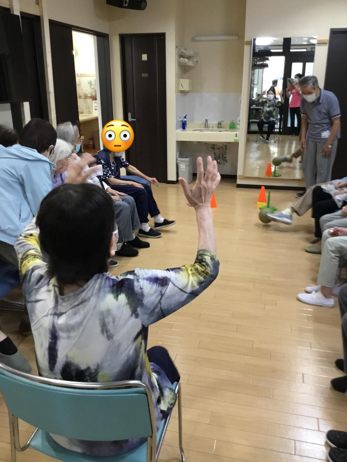 レクリエーションをしたり、真剣勝負で麻雀をしたり、トランプし