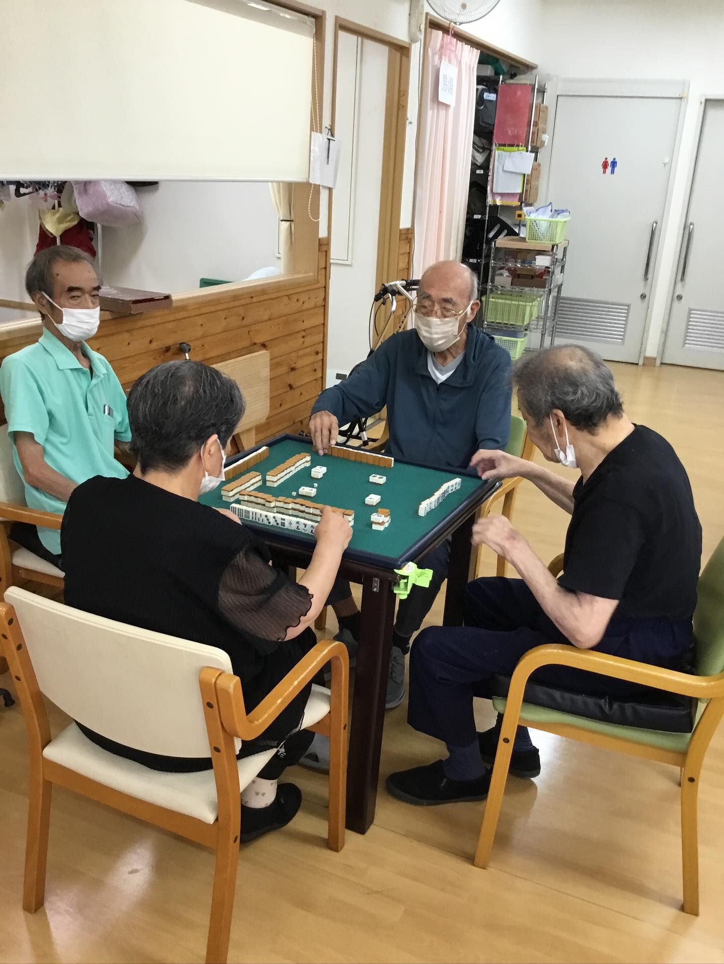 レクリエーションをしたり、真剣勝負で麻雀をしたり、トランプし
