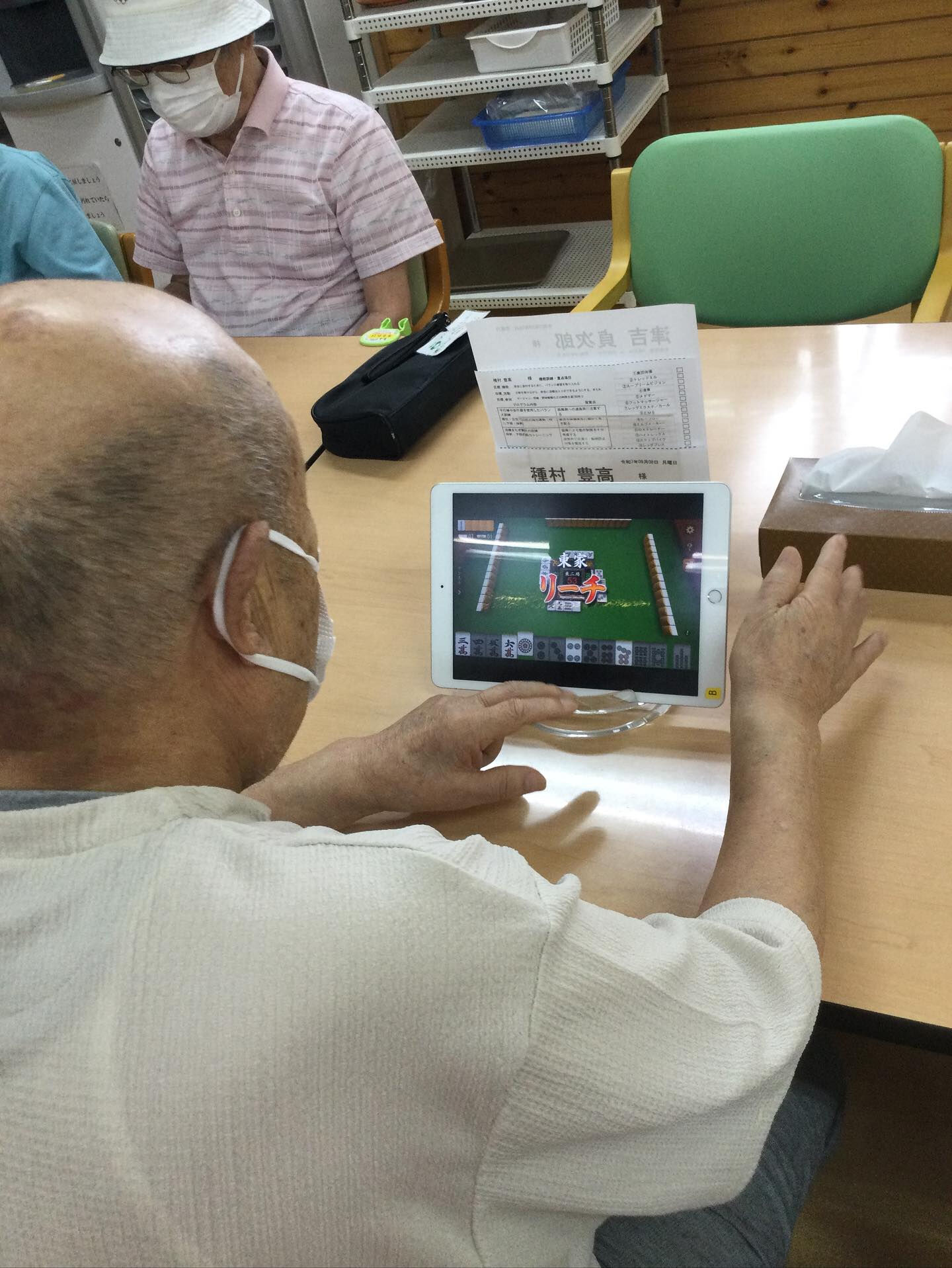 午前中、大人気の足のマッサージやiPadで麻雀したり、塗り絵
