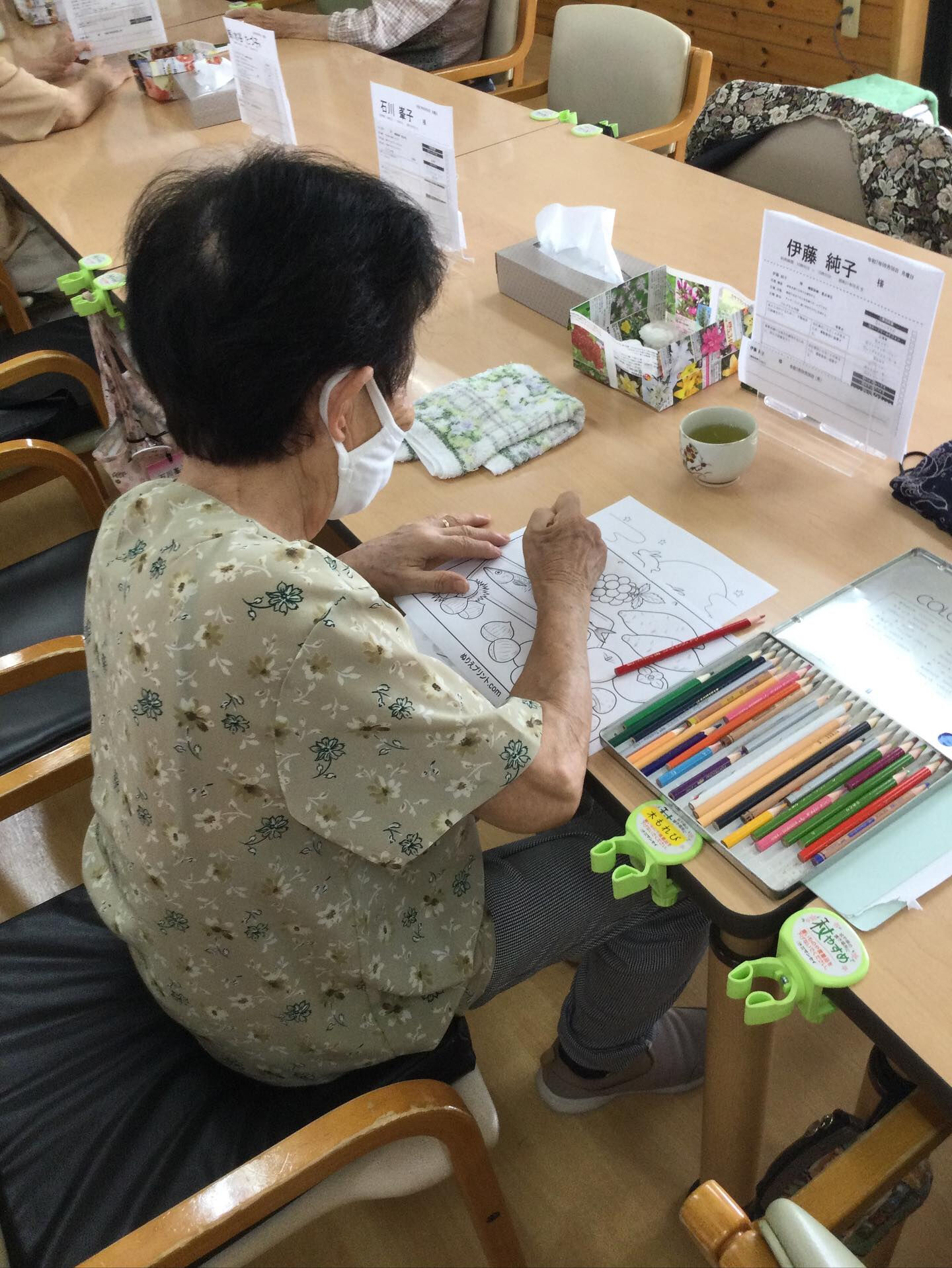 午前中、大人気の足のマッサージやiPadで麻雀したり、塗り絵