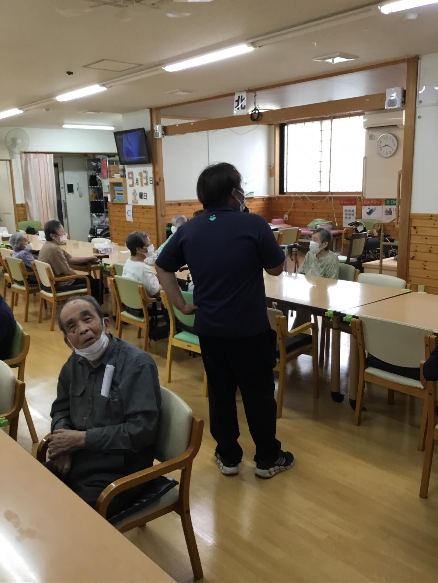 みんなで脳トレの時間です！拡大した画像が何かを当てたり、隠れ