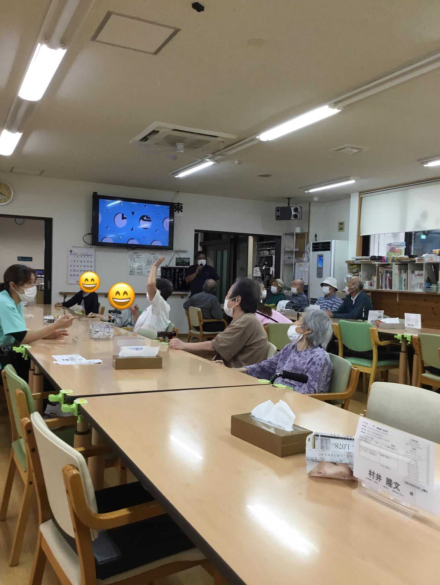 みんなで脳トレの時間です！拡大した画像が何かを当てたり、隠れ