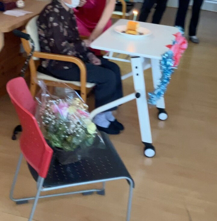 昨日ですが、100歳になった方のお祝いをさせて頂きました！