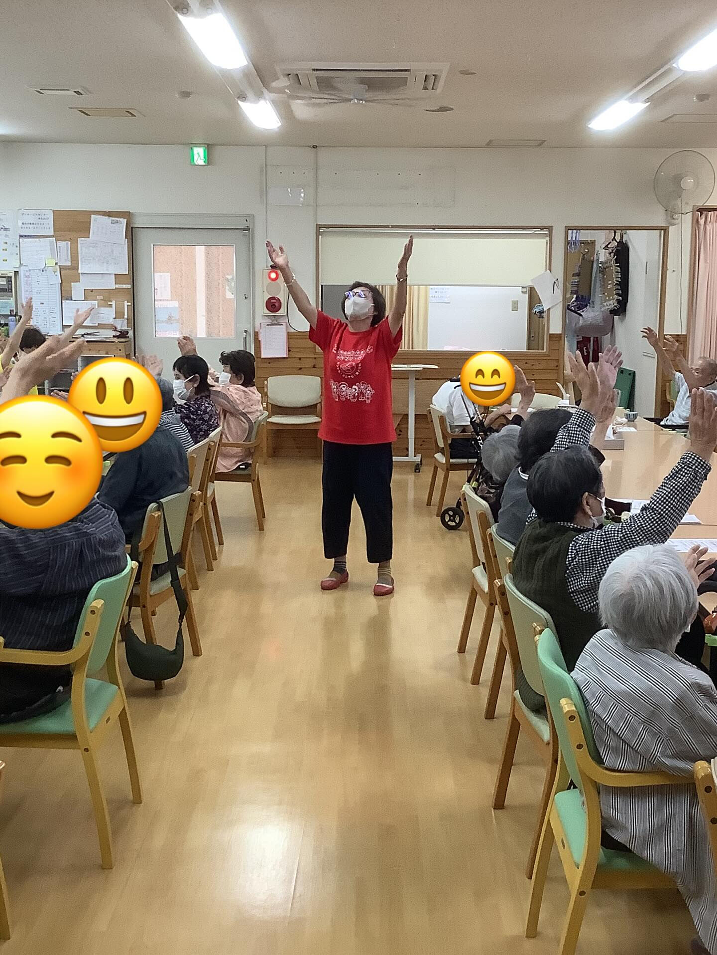 今日はお笑いヨガの日！みんなでスーパーポーーーーズ！！！