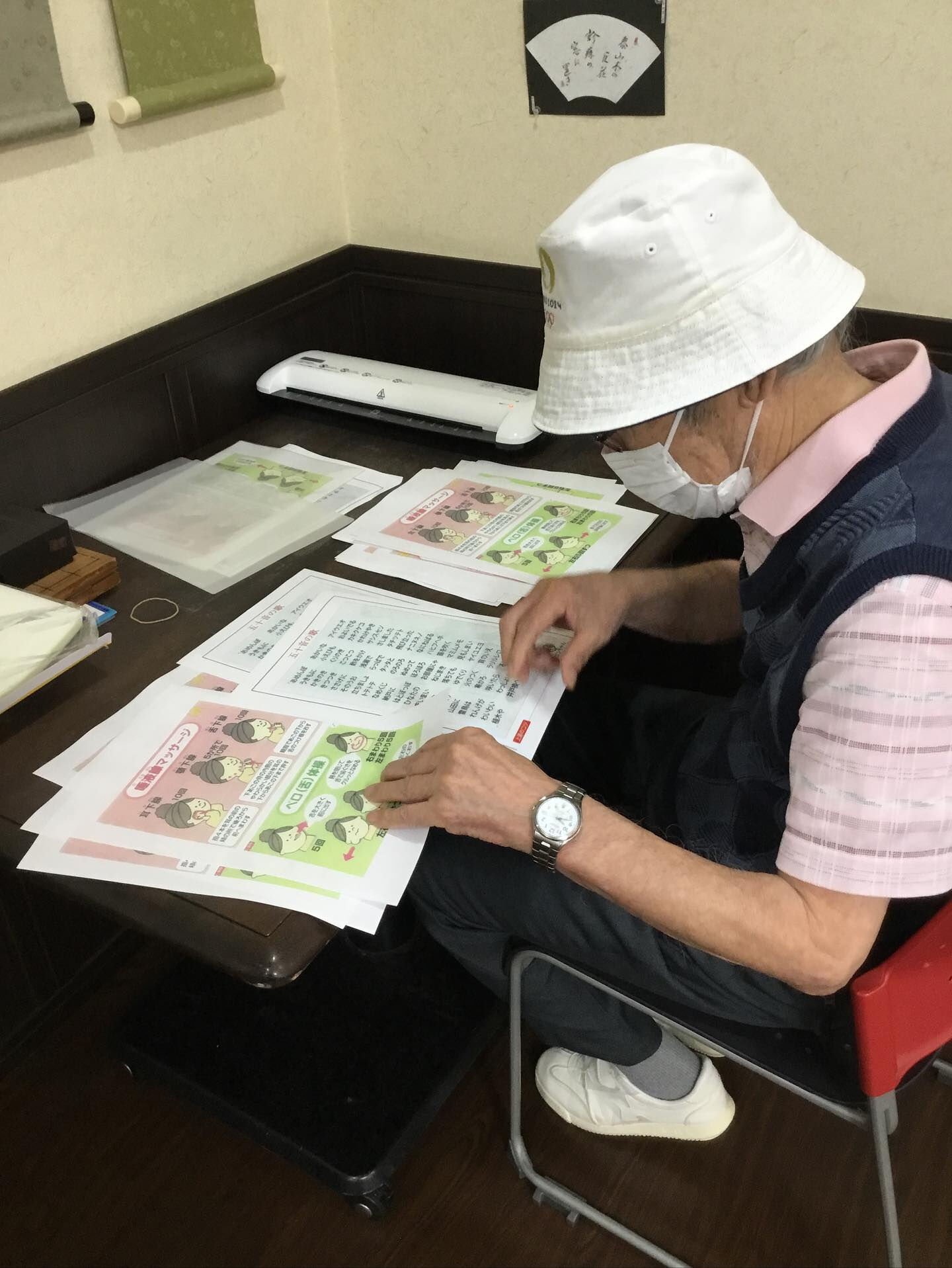運動したり、プリントの仕分け手伝っていただいたり、オセロした
