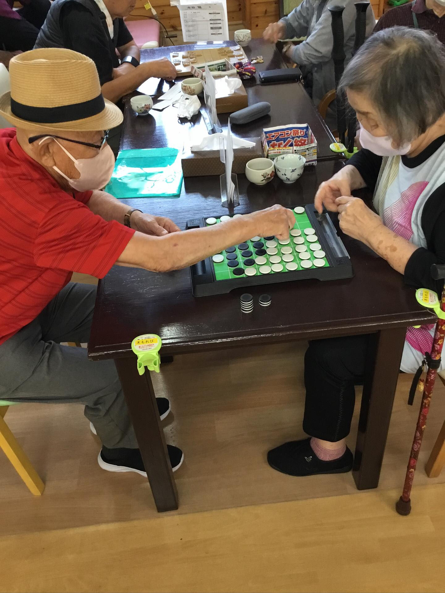 運動したり、プリントの仕分け手伝っていただいたり、オセロした