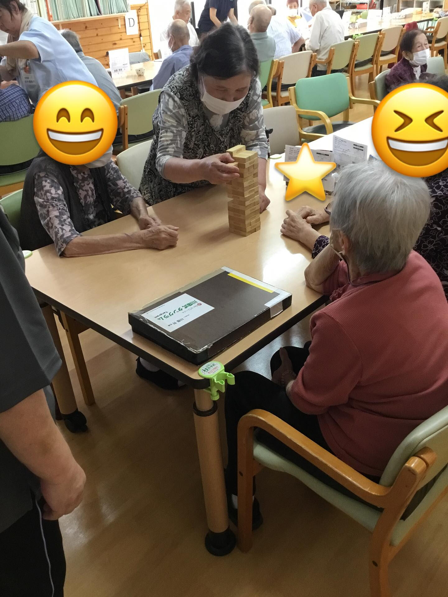 運動したり、プリントの仕分け手伝っていただいたり、オセロした