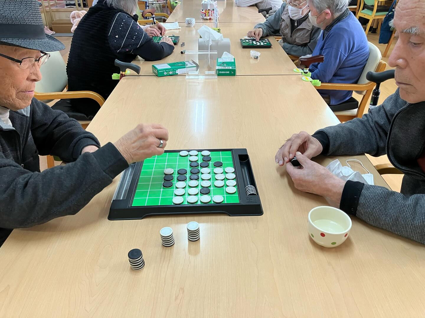 昼食後のひととき☺️オセロを楽しまれています✌️皆さん真剣で